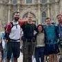Florian Kürzl (ganz rechts) mit Wegbegleitern vor der Kathedrale von Santiago de Compostela