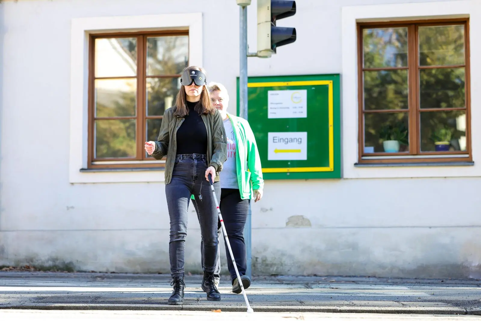 Kleine Zeitung-Redakteurin Verena Gangl versucht, sich mit dem weißen Langstock im Straßenverkehr zurechtzufinden – Linda Kanzler leitet sie an 