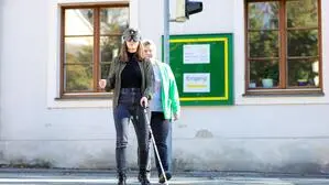 Kleine Zeitung-Redakteurin Verena Gangl versucht, sich mit dem weißen Langstock im Straßenverkehr zurechtzufinden – Linda Kanzler leitet sie an 