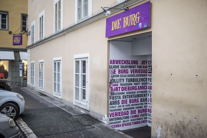 Bad-Taste-Party in der Burg: Da wurde die Zeit um einige Jahrzehnte zurückgedreht. Im Szenelokal Burg in der Klagenfurter Innenstadt will Harri Pinter nach dem Rauswurf bei seiner Freundin auf andere Gedanken kommen. Bedingt gelingt ihm das auch. Während die Outfits an eine „Bad Taste Party“ erinnern, fühlen sich Pinter, KAC-Kollege Norbert Flasch und Pressemann Dörki Potschevaunig sichtlich in ihrem Element. Laut Graf-Film gibt es auch einen besonderen Grund, warum man Harri und Co in die Burg geschickt hat. „Der plüschige 80er-Jahre-Style der Bar passte einfach perfekt zu unserer Geschichte“, sagt Producerin Annemarie Pilgram. 