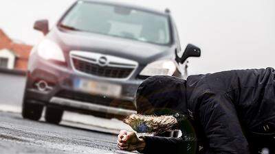 Autofahrer haben den Verletzten nicht beachtet