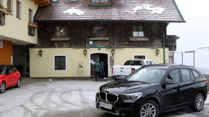 Der Gasthof Stubinger (Inhaber Volte Stubinger) in Buggl in Bach stand am Wochenende im Mittelpunkt eines großen Schnapserturnieres. 