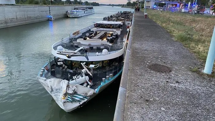 Ein Flusskreuzfahrtschiff mit etwa 200 Personen an Bord ist Freitagfrüh, 24. Juli 2026 bei der Schleuse Freudenau in Wien gegen die Kaimauer sowie ein Schleusentor geprallt. Dabei wurden 14 Personen leicht verletzt.