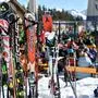 Skihütte | Der Skifahrer stürzte vor einem Restaurant im Skigebiet und wollte danach Schadensersatz (Symbolbild)