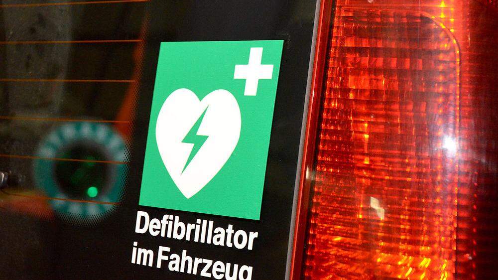 Der 55-jährige Mann konnte mit einem Defibrillator wiederbelebt werden. 