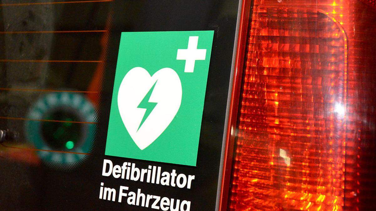 Der 55-jährige Mann konnte mit einem Defibrillator wiederbelebt werden. 