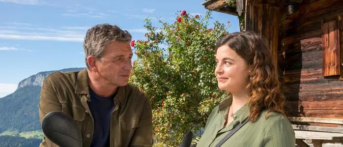 Bergdoktor Martin Gruber (Hans Sigl) und seine Tochter Lilli Gruber (Ronja Forcher) | Dr. Martin Gruber (Hans Sigl) und seine Tochter Lilli Gruber (Ronja Forcher) begeistern seit 2008 die „Bergdoktor“-Fans, die nun Teil der Serie werden können