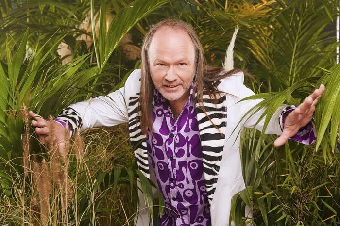 Markus Reinecke, 50Verdienste: Gibt für RTL regelmäßig den Trödelexperten, will auch im Regenwald zum Händler werden und liebt schrille Outfits.Siegeschancen: 2 Kakerlaken (Zur Erläuterung: 1 - keine Siegeschancen; 5 - große Siegeschancen)