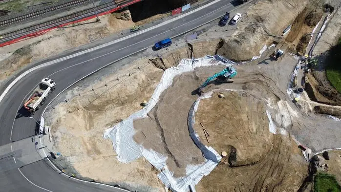 Drohnenaufnahme von Straßenbauarbeiten für einen Kreisverkehr