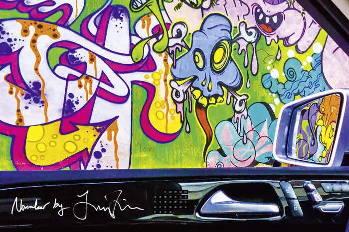 ... und lichtete ihn vor einer Graffiti-Wand ab.