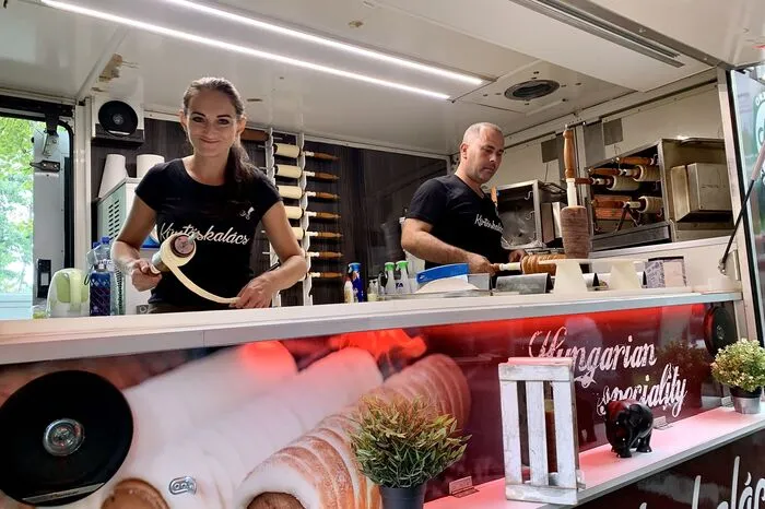 Wer es würzig mochte, der konnte seinen Hunger mit Chicken Wings in verschiedenen Schärfegraden, thailändischem oder indischem Curry stillen oder selbst brandheiße Chillisoßen für die eigene Küche erwerben.