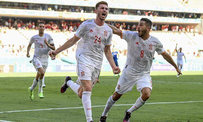 Die Spanier freuen sich über das 2:0 gegen die Slowakei