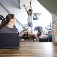 Alleinerziehende müssen Beruf, Kinderbetreuung und Haushalt oft alleine stemmen