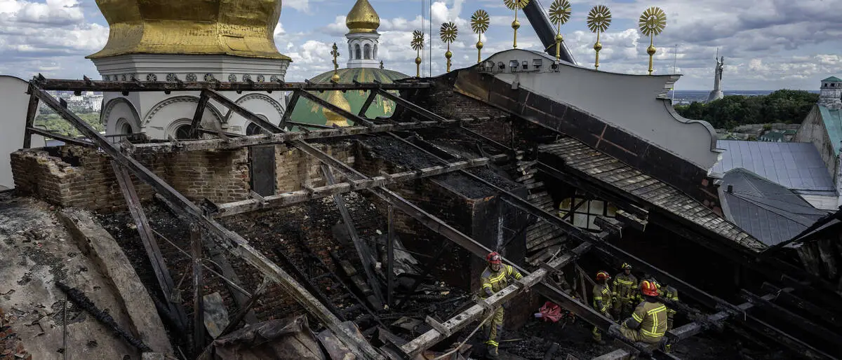 Rettungskräfte beseitigen die Folgen eines Brandes in der Mariä-Entschlafens-Kathedrale in der zum UNESCO-Weltkulturerbe gehörenden Kiewer Höhlenkloster in Kiew