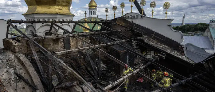 Rettungskräfte beseitigen die Folgen eines Brandes in der Mariä-Entschlafens-Kathedrale in der zum UNESCO-Weltkulturerbe gehörenden Kiewer Höhlenkloster in Kiew