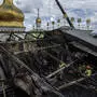 Rettungskräfte beseitigen die Folgen eines Brandes in der Mariä-Entschlafens-Kathedrale in der zum UNESCO-Weltkulturerbe gehörenden Kiewer Höhlenkloster in Kiew