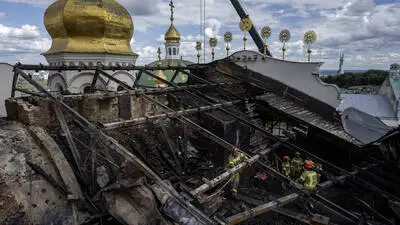 Rettungskräfte beseitigen die Folgen eines Brandes in der Mariä-Entschlafens-Kathedrale in der zum UNESCO-Weltkulturerbe gehörenden Kiewer Höhlenkloster in Kiew