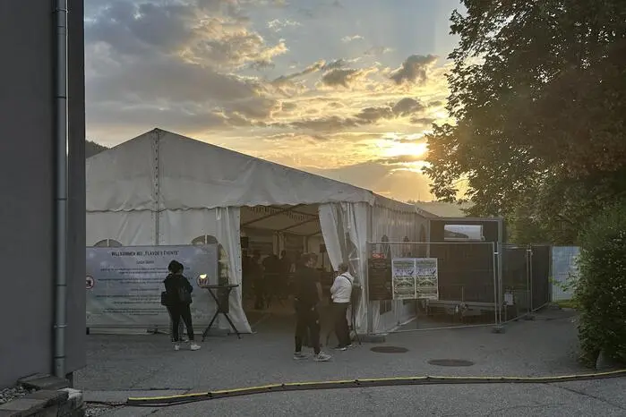 Das Festzelt, das nach dem jüngsten Vandalenakt rechtzeitig wieder instandgesetzt worden war, füllte sich mit Fans der österreichischen Nationalmannschaft, die gegen Jordanien ihr WM-Debüt bestritt