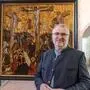 Diözesankonservator Heimo Kaindl vor dem einzigartigen Tafelbild