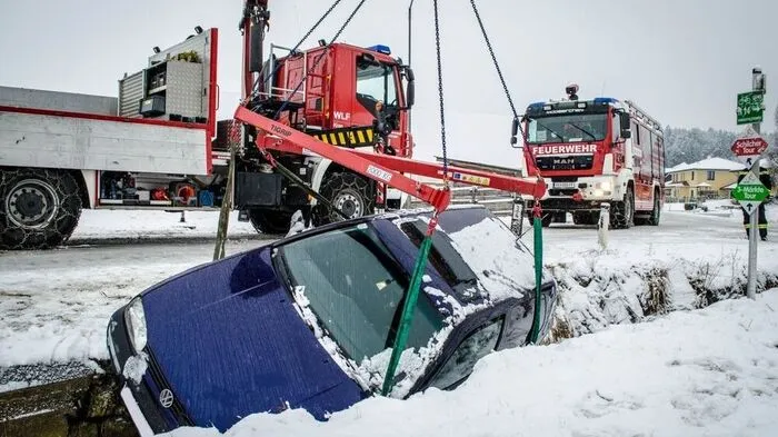 Serienweise gab es am Freitag Unfälle auf schneenasser Fahrbahn
