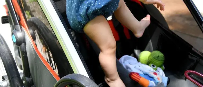 Ein Baby befand sich im Kinderanhänger (Symbolfoto)
