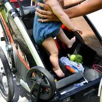 Ein Baby befand sich im Kinderanhänger (Symbolfoto)