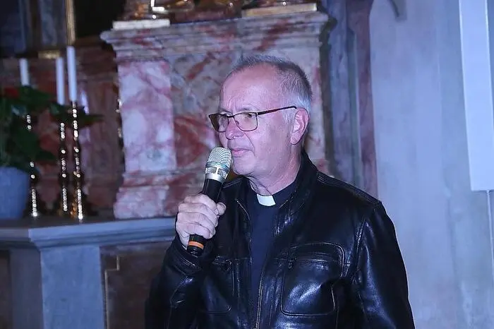 Pfarrer Martin Trummler leitete das Konzert mit einem Gebet ein.