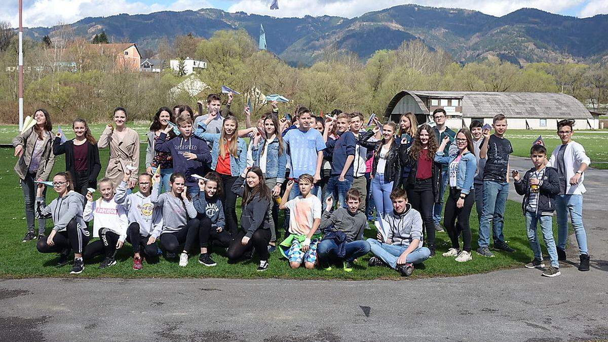 Am Freitag gaben sich die Drittklässler des Kapfenberger Gymnasiums die Ehre, sie durften als Premierengäste die „Freiflug“-Ausstellung besichtigen