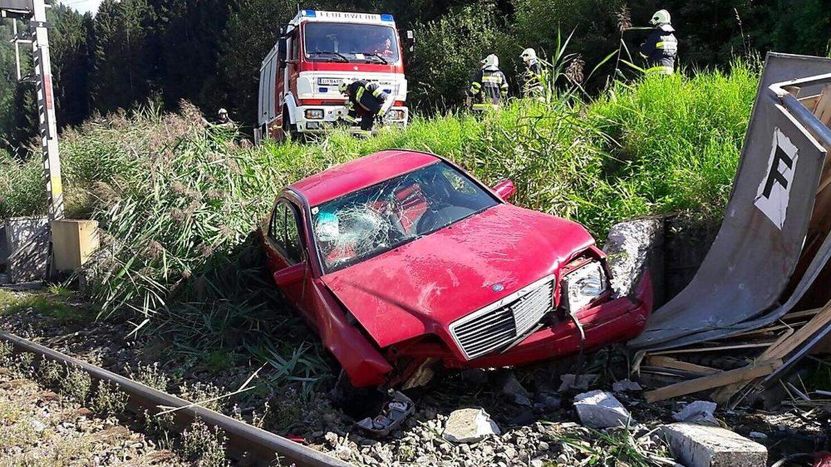 Die Feuerwehr musste das Fahrzeug bergen