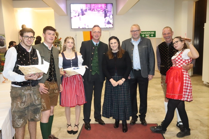 Klicken Sie sich durch die Bilder von Veranstaltern, Mitwirkenden und Gästen des Kathreintanz 2025 in der Neuen Burg in Völkermarkt.