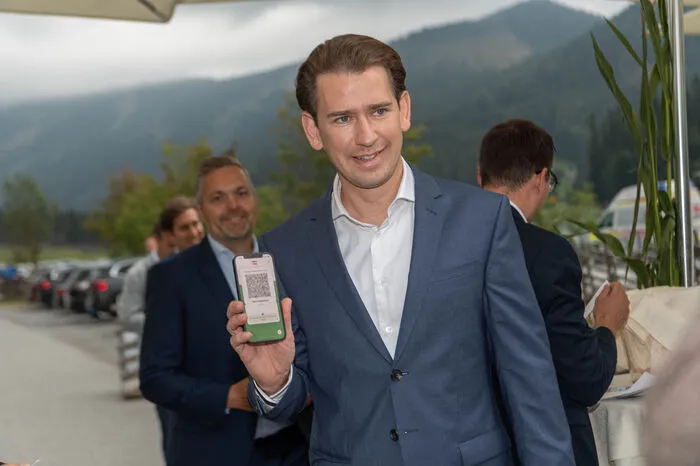 Kanzler Kurz brachte auch seinen 3-G-Nachweis mit.