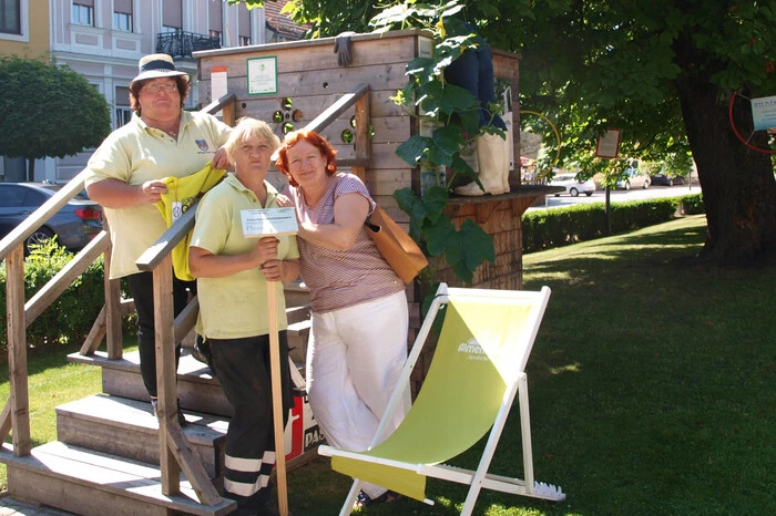 Die Gärtnerinnen Ilona Muchitsch und Franziska Lembacher  (links und Mitte) mit Gabi Reiterer. Sie sind diejenigen, die dafür Sorge tragen, dass das Gartln Projekt so gut funktioniert. Nicht am Bild, aber trotzdem fleißig ist die Gärtnerin Margit Schweiger.