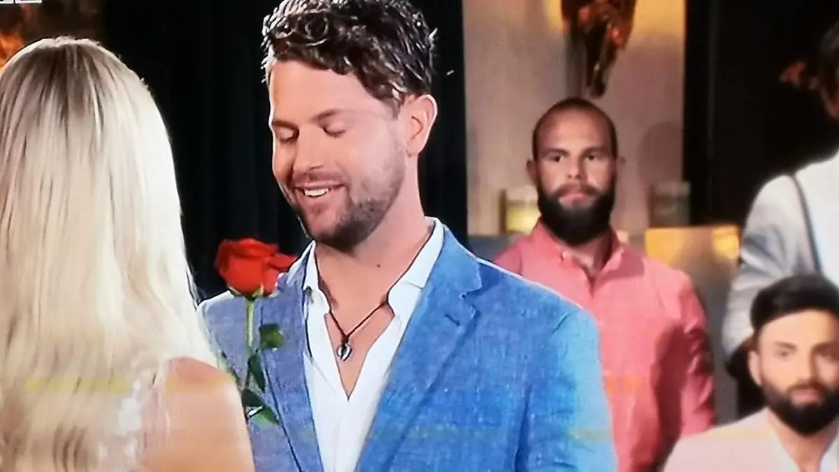 Gerda Lewis überreicht Florian aus dem Gurktal am Mittwochabend die zweite Rose, er bleibt im Rennen