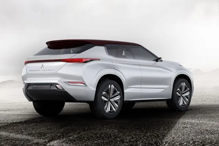 Unter der markanten Hülle arbeitet ein Plug-in-Hybridsystem, das – statt der aus dem Plug-in-Hybrid-Antrieb im Outlander bekannten Twin-Motor-Konfiguration – als „Triple-Motor“-Konzept ausgelegt ist.