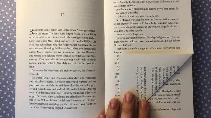 Zunächst benötige ich ein quadratisches Stück Papier. Hat man kein Origamipapier zur Hand, eignen sich Buchseiten hervorragend zum Falten.