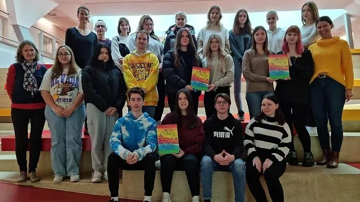 Schülerinnen und Schüler der Fachschule für Sozialberufe haben gemeinsam mit Lehrerinnen ein eigenes Buch erarbeitet