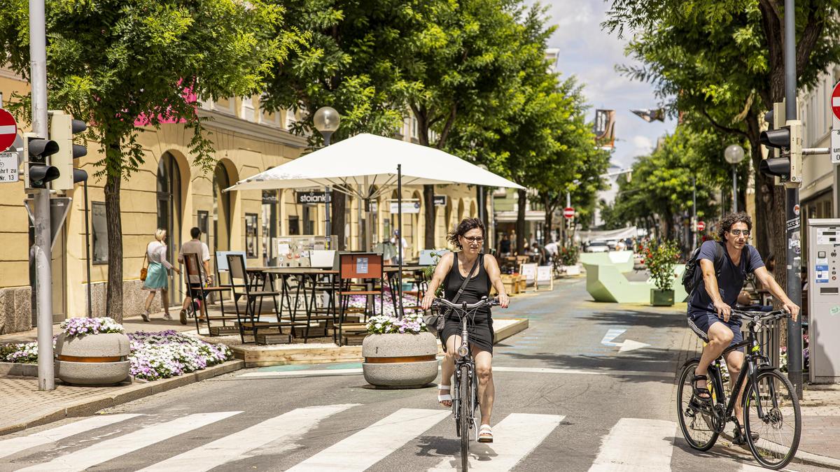 Mit dem Projekt „Lebensraum Bahnhofstraße“ wurde Radfahrern und Fußgängern im Jahr 2022 mehr Platz geschenkt