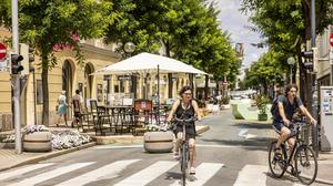 Mit dem Projekt „Lebensraum Bahnhofstraße“ wurde Radfahrern und Fußgängern im Jahr 2022 mehr Platz geschenkt