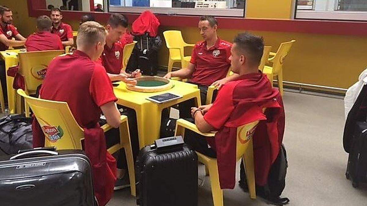 Die Altach-Spieler müssen ihre Zeit am Flughafen in Ostende vertreiben