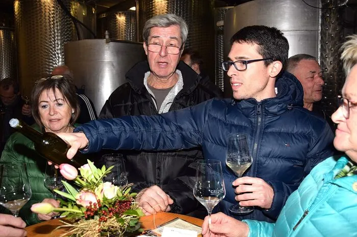 Seine eigene Kreation "Lausbua", ein Cuvée aus Müllerthurgau, Scheurebe und Muskateller, überraschte die Gäste. "Jeder Weinbauer macht's anders – das ist meine Philosophie!", so das Credo des Weinbauers.