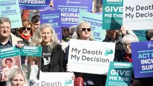 Campaigners For And Against Law Change for Assisted Dying Gather in London - Monday 29 April 2024 - Campaigners from Pro-change campaign group Humanists UK take part in a protest calling for change to the laws regarding assisted dying at Parliament Square, London, England, UK on Monday 29 April, 2024. A debate on assisted dying is tabled in Parliament today. Currently assisted suicide is banned in England, Wales and Northern Ireland, with a maximum prison sentence of 14 years., PUBLICATIONxNOTxINxUKxFRAxUSA Copyright: xJustinxNgx/xAvalonx 0868867124