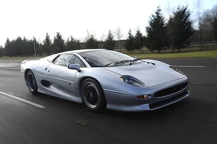 Es sollte das schnellste Fahrzeug mit Straßenzulassung werden. Der Jaguar XJ220 basierte auf Jaguars Le-Mans-Rakete mit 6,2-Liter-V12, die beim 24-Stunden-Rennen 1987 und 1988 als Sieger hervorgegangen war. Und obwohl er rund sieben Millionen Schilling kosten sollte, gingen 1989 innerhalb weniger Tage 1500 Bestellungen ein. So weit, so gut - möchte man meinen. Aber dann ersetzte Jaguar den versprochenen V12 durch einen Sechszylinder, woraufhin das Supersportwagenimage über und die Kunden von Bord gingen und die Aufträge reihenweise stornierten. Mit bis zu 550.000 Euro muss man heute rechnen – also mehr als Neupreis.