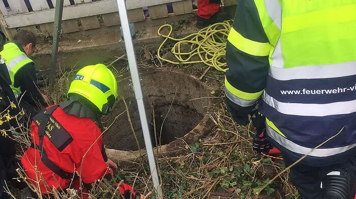 Der tiefe Brunnen, „versteckt“ im hinteren Gartenbereich