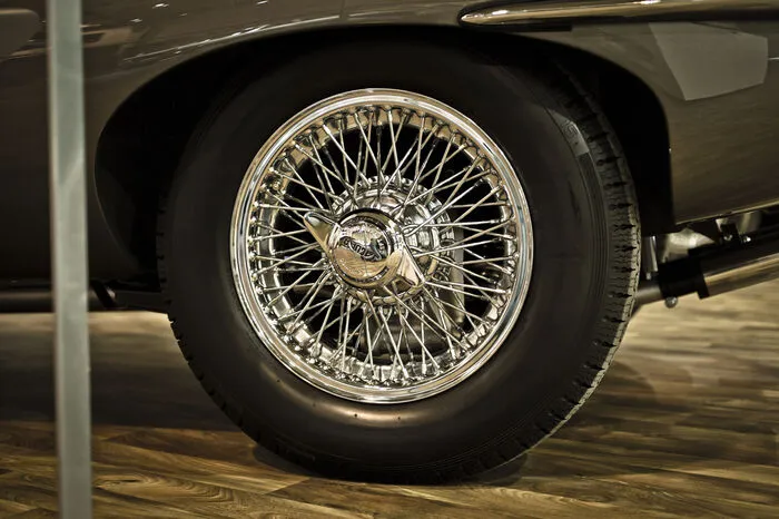 Selbstverständlich werden bei allen Arbeiten nur Jaguar-Originalteile verwendet, um so die Qualität, die Langlebigkeit und somit auch den hohen Sammlerwert der Fahrzeuge zu gewährleisten.