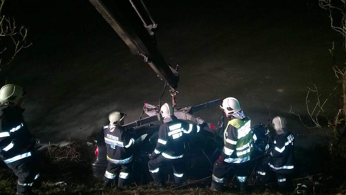 Die Arbeit der beiden Feuerwehren beschränkte sich auf das Bergen des verunfallten Fahrzeugs