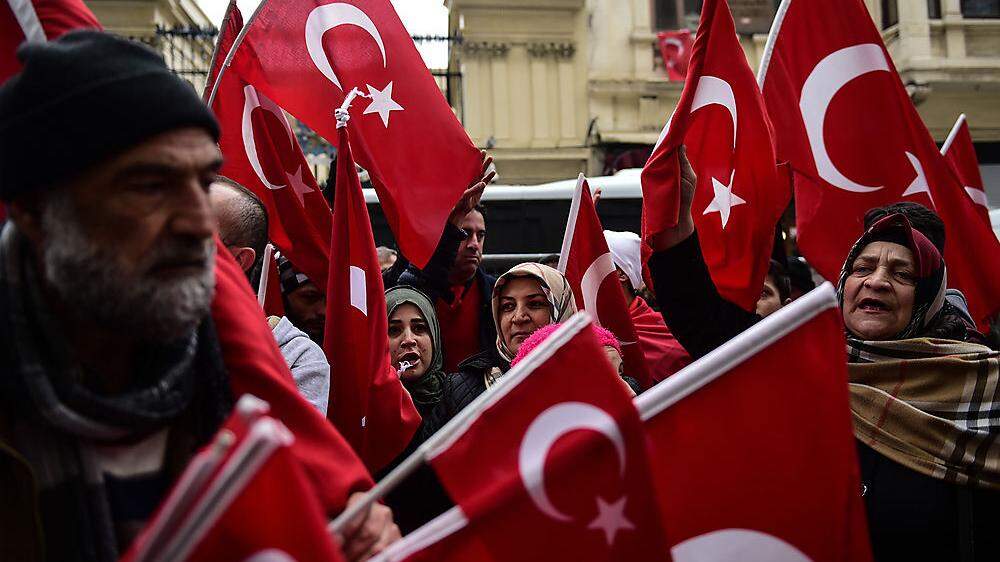 Türkische Proteste vor der niederländischen Botschaft
