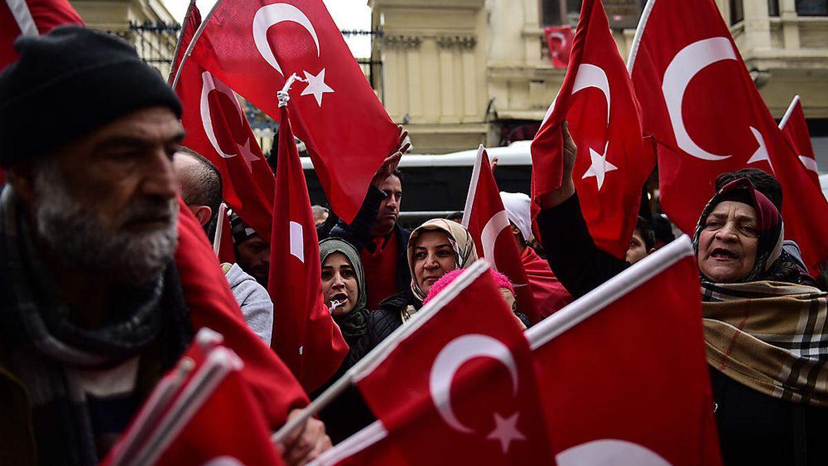 Türkische Proteste vor der niederländischen Botschaft