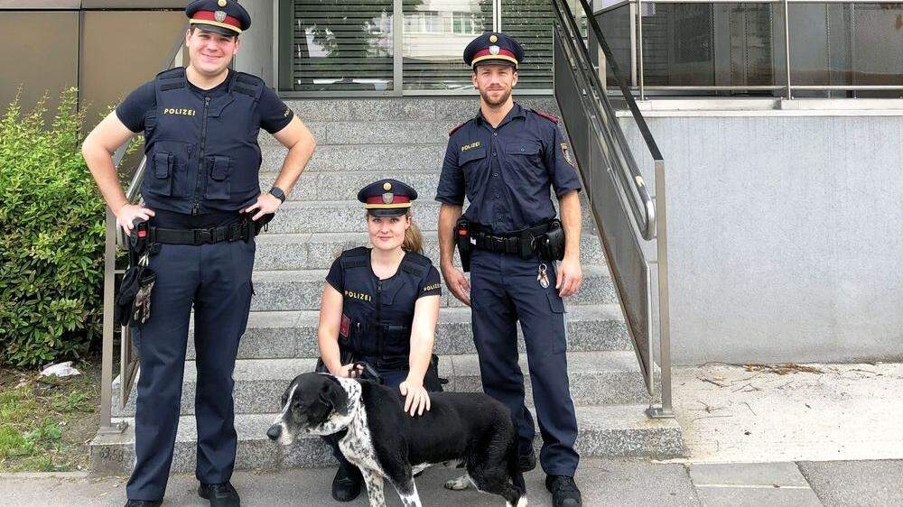 Die Helfer mit dem geretteten Hund vor der Polizeiinspektion Lehmanngasse 