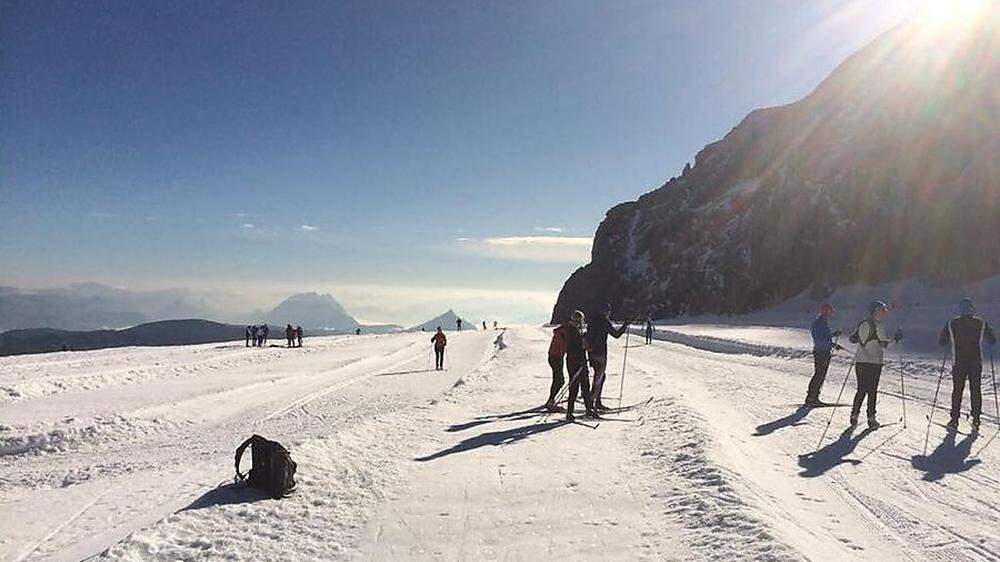 Strahlender Sonnenschein zur Saisoneröffnung für Langläufer und Skifahrer am Dachstein