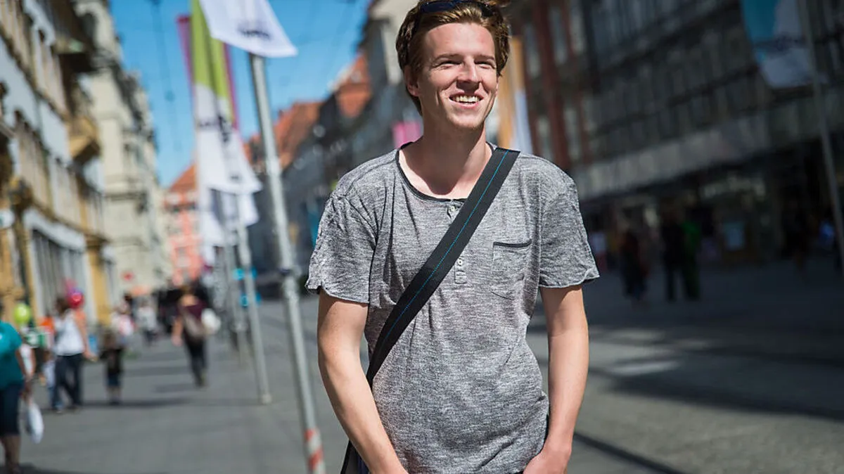 „Schau Mama, da ist der Peter Pan“. Sätze wie diese hört Christoph Steiner, der auch als Peter Pan auf der Next-Liberty-Bühne steht, am Weg durch Graz immer wieder
